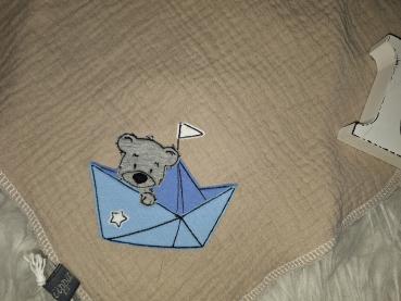 Musselinhalstuch mit Stickerei "Teddy im Papierboot" bis 1 Jahr