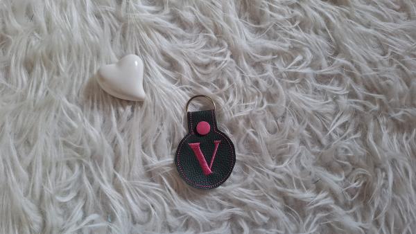 Lederschlüsselanhänger Buchstabe "V"